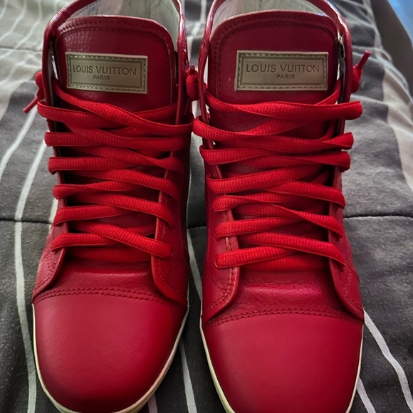 Louis Vuitton - Picture 1 of 3